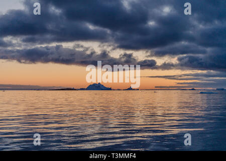 Eisberge bei Sonnenuntergang, Scoresbysund, Grönland Stockfoto