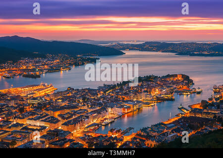 Bergen (historisch Björgvin) ist eine Stadt und Gemeinde in Hordaland an der Westküste von Norwegen. Stockfoto