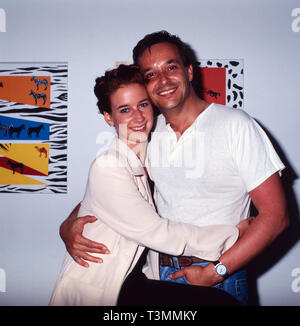 Isabell Hertel und Holger Franke, beide Mass aus der Fernsehserie "Unter uns", Deutschland Ca. 1995. Isabell Hertel und Holger Franke, beide Schauspieler der deutschen TV-Serie "Unter uns", Deutschland Ca. 1995. Stockfoto