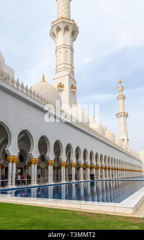 Abu Dhabi, VAE - am 31. März. 2019. Kolonnade von Sheikh Zayd Grand Mosque Stockfoto