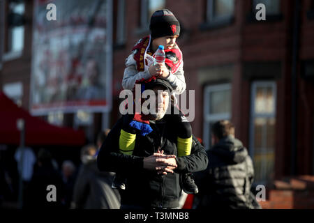 Eine allgemeine Ansicht der Fans im Stadion Ankunft vor der UEFA Champions League Viertelfinale, hinspiel Spiel im Old Trafford, Manchester. Stockfoto