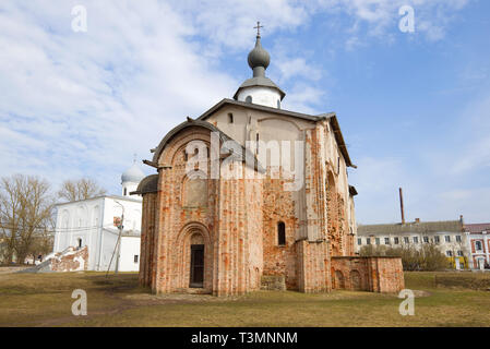 Mittelalterliche Kirche Paraskev Pyatnitsy im April Nachmittag. In Weliki Nowgorod, Russland Stockfoto