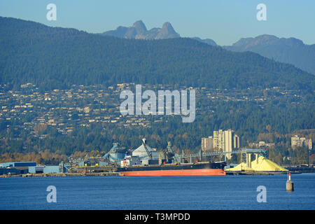 Öltankschiffe, die in den Hafen von Vancouver mit North Vancouver im Hintergrund, Vancouver, British Columbia, Kanada. Stockfoto