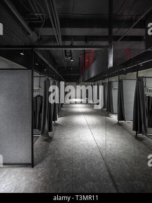 Innenraum der modernen Kleidung Shop mit passenden Zimmer Stockfoto