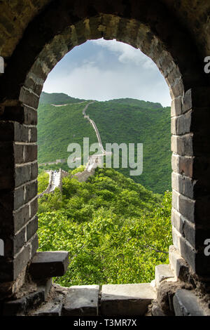 Blick durch eine der vielen Öffnungen auf der Oberseite der Wand. Stockfoto