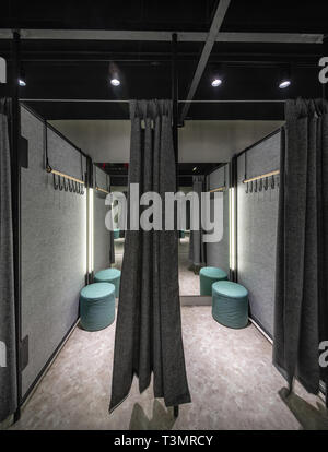 Innenraum der modernen Kleidung Shop mit passenden Zimmer Stockfoto