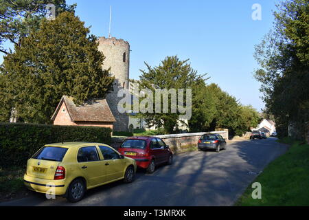 Autos außerhalb St Andrew's Church, Bramfield, Halesworth, Suffolk geparkt Stockfoto