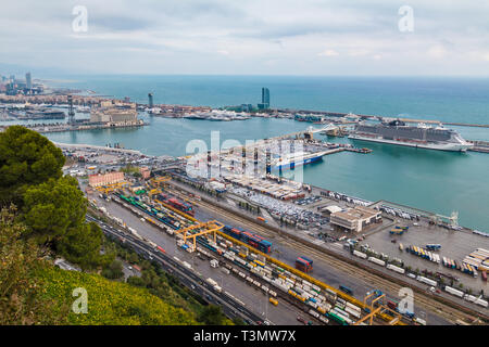 Barcelona, Spanien - 16. November 2018: Luftaufnahme der Hafen von Barcelona und das Mittelmeer von der Montjuic Berg in bewölkten Tag Stockfoto