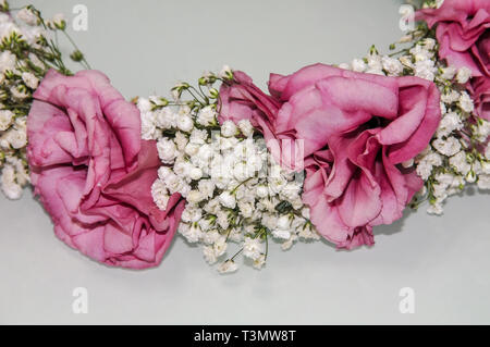 Blumenkranz auf weißem Hintergrund Stockfoto