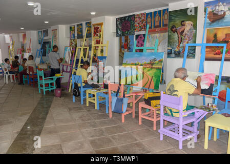 Sao Luis, Barzil - 15. Januar 2019: Gruppe von Menschen, die während des Unterrichts in der Schule der Maler in San Luis auf Brasilien Stockfoto