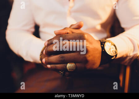 Close up oder Nahaufnahme von Händen der Gläubigen reifer Mann, der betet. Die Hände gefaltet, interlaced Finger in Anbetung zu Gott. Konzept für Religion, Glauben, Gebet ein Stockfoto