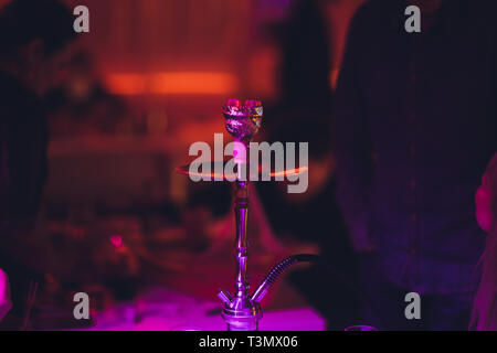 Shisha auf einem dunklen Hintergrund einer verschwommenen Bar mit Bokeh. Kopieren Sie Platz Stockfoto