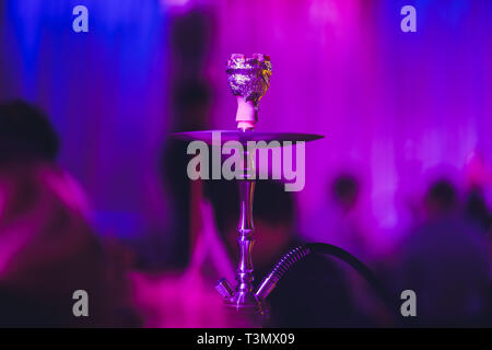 Shisha auf einem dunklen Hintergrund einer verschwommenen Bar mit Bokeh. Kopieren Sie Platz Stockfoto