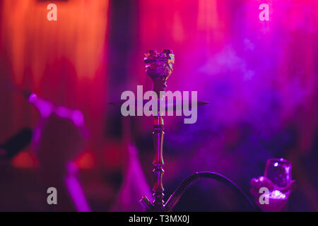 Shisha auf einem dunklen Hintergrund einer verschwommenen Bar mit Bokeh. Kopieren Sie Platz Stockfoto