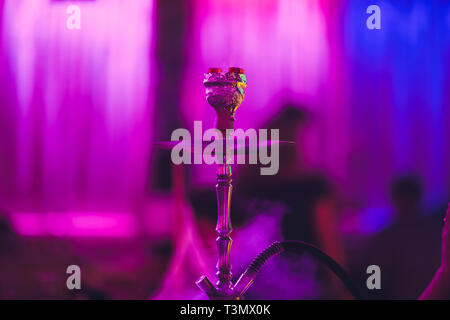 Shisha auf einem dunklen Hintergrund einer verschwommenen Bar mit Bokeh. Kopieren Sie Platz Stockfoto