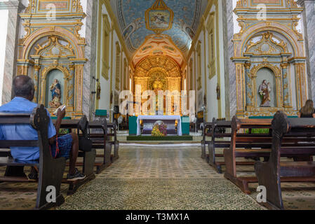 Sao Luis, Barzil - 15. Januar 2019: Mann auf die Kathedrale Victoria in Sao Luis do Maranhao auf Brasilien beten Stockfoto