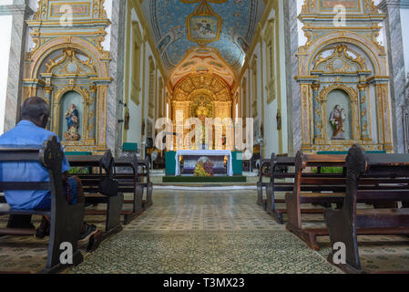 Sao Luis, Barzil - 15. Januar 2019: Mann auf die Kathedrale Victoria in Sao Luis do Maranhao auf Brasilien beten Stockfoto