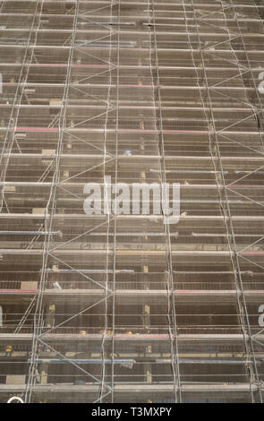 Sicherheit die Verrechnung auf der Fassade eines Gebäudes renoviert wird. Stockfoto