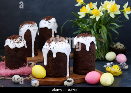 Stillleben mit hausgemachten Kuchen und Schokolade Ostern bunte Eier auf einem dunklen Hintergrund Stockfoto