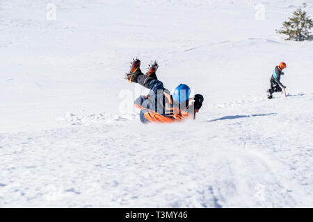 Kletterer Praktiken selbst Verhaftung mit Ice ax an der Bergsteigerschule Stockfoto