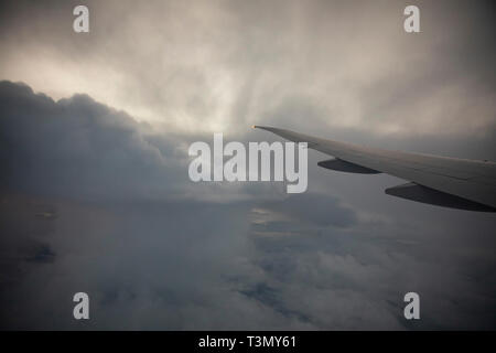 Klar Luftaufnahme vom Flugzeug Fenster über dem Pazifischen Ozean am frühen Morgen Licht fliegen. Schöne Wolken und bis in den Himmel. Stockfoto