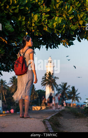 Frau, die Galle Dutch Festung Leuchtturm in Sri Lanka Stockfoto