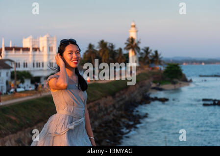 Frau, die Galle Dutch Festung Leuchtturm in Sri Lanka Stockfoto