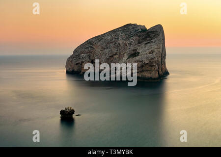 Ein Blick auf den Sonnenuntergang von der riesigen senkrechten Wänden von Kalkstein auf die Klippen von Capo Caccia, eine wunderbare Vorgebirge an der Westküste von Sardinien in Ital Stockfoto