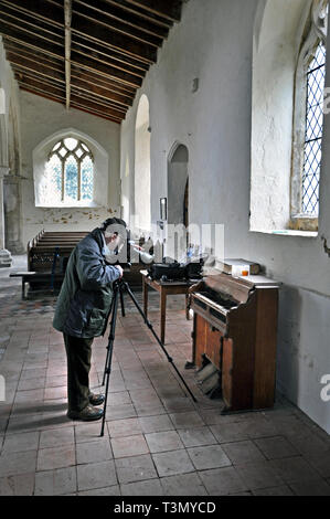 Mann fotografieren kleine Kirche Orgel Tasten Stockfoto