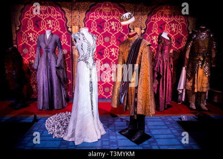 Das Brautkleid der Charakter Margaery Tyrell, die von Schauspielerin Natalie Dormer gespielt, und ein Kostüm getragen von Charakter Joffery Baratheon, gespielt von Schauspieler Jack Gleeson, die auf der Einführung des Spiel der Throne Wanderausstellung im Titanic Exhibition Centre in Belfast. Stockfoto