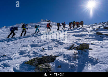 Gruppe von Alpinisten aufsteigen und erreichen eine der spektakulärsten Gipfel im Retezat Nationalpark, Rumänien Stockfoto