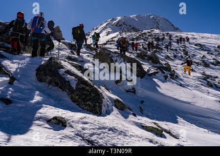 Gruppe von Alpinisten aufsteigen und erreichen eine der spektakulärsten Gipfel im Retezat Nationalpark, Rumänien Stockfoto