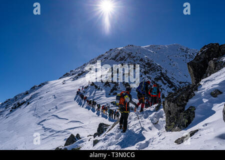 Gruppe von Alpinisten aufsteigen und erreichen eine der spektakulärsten Gipfel im Retezat Nationalpark, Rumänien Stockfoto