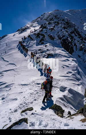 Gruppe von Alpinisten aufsteigen und erreichen eine der spektakulärsten Gipfel im Retezat Nationalpark, Rumänien Stockfoto