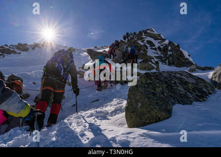 Gruppe von Alpinisten aufsteigen und erreichen eine der spektakulärsten Gipfel im Retezat Nationalpark, Rumänien Stockfoto