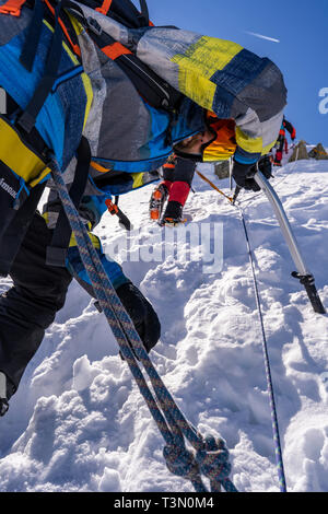 Gruppe von Alpinisten aufsteigen und erreichen eine der spektakulärsten Gipfel im Retezat Nationalpark, Rumänien Stockfoto