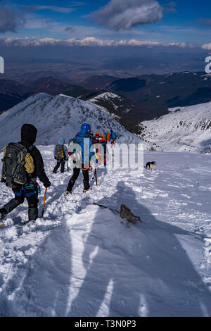 Gruppe von Alpinisten aufsteigen und erreichen eine der spektakulärsten Gipfel im Retezat Nationalpark, Rumänien Stockfoto