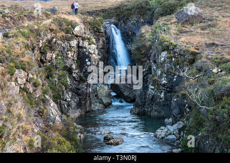 Wasserfall an der Fairy Pools auf dem Fluss Spröde, Isle of Skye, Hochland, Schottland, Großbritannien Stockfoto