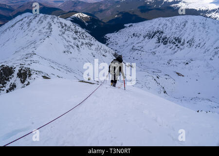 Gruppe von Alpinisten aufsteigen und erreichen eine der spektakulärsten Gipfel im Retezat Nationalpark, Rumänien Stockfoto