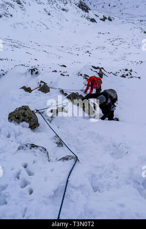 Gruppe von Alpinisten aufsteigen und erreichen eine der spektakulärsten Gipfel im Retezat Nationalpark, Rumänien Stockfoto