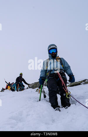 Gruppe von Alpinisten aufsteigen und erreichen eine der spektakulärsten Gipfel im Retezat Nationalpark, Rumänien Stockfoto