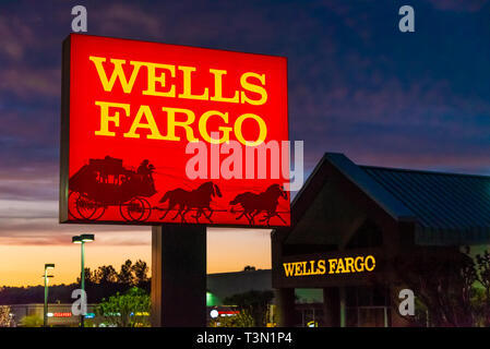 Die Wells Fargo Bank Filiale in Lawrenceville (Atlanta Metro), Georgien. (USA) Stockfoto