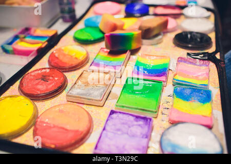 Künstlerische Ausstattung: Farbe, Pinsel und Palette auf hölzernen Tisch Stockfoto