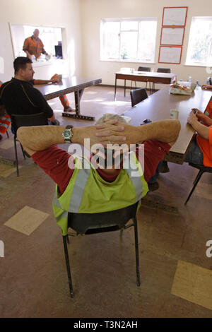 Arbeitnehmer machen Steinbruch auf ihre Mittagspause. Hanson Zuschlagstoffe zu machen Steinbruch in Newport South Wales. 05/10/2005 Stockfoto