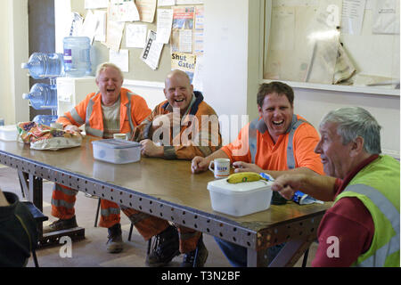 Arbeitnehmer machen Steinbruch auf ihre Mittagspause. Hanson Zuschlagstoffe zu machen Steinbruch in Newport South Wales. 05/10/2005 Stockfoto