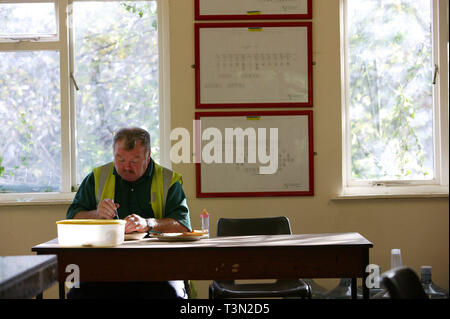 Arbeitnehmer machen Steinbruch auf ihre Mittagspause. Hanson Zuschlagstoffe zu machen Steinbruch in Newport South Wales. 05/10/2005 Stockfoto