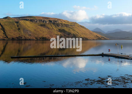 Leere Pontons an carbost Yacht anchorage am Loch Harport auf der Isle of Skye, Hochland, Schottland, Großbritannien Stockfoto