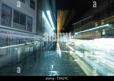 Zoom Burst, York, Shambles auf einem nassen Nacht. Stockfoto