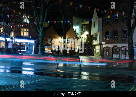 Leichte Wanderwege, York, Shambles auf einem nassen Nacht. Stockfoto