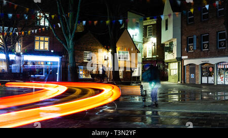 Leichte Wanderwege, York, Shambles auf einem nassen Nacht. Stockfoto